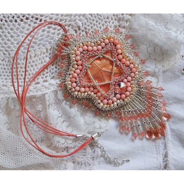 Korall hängande halsband broderat med en metallstjärna och odlade pärlor 