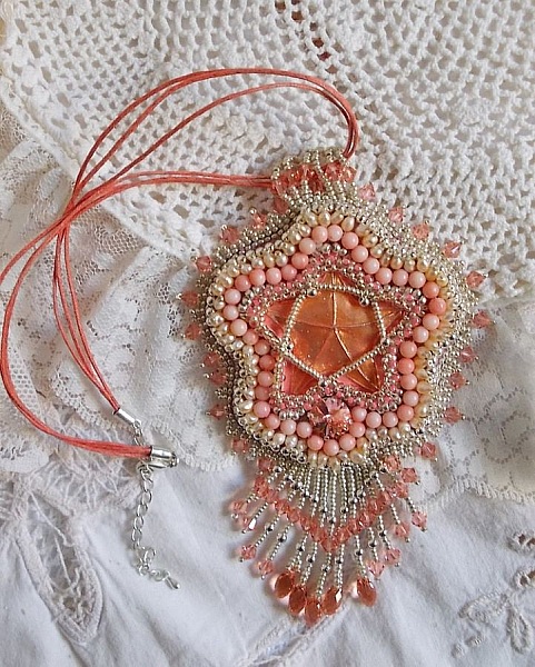 Korall h&auml;ngande halsband broderat med en metallstj&auml;rna och odlade p&auml;rlor 