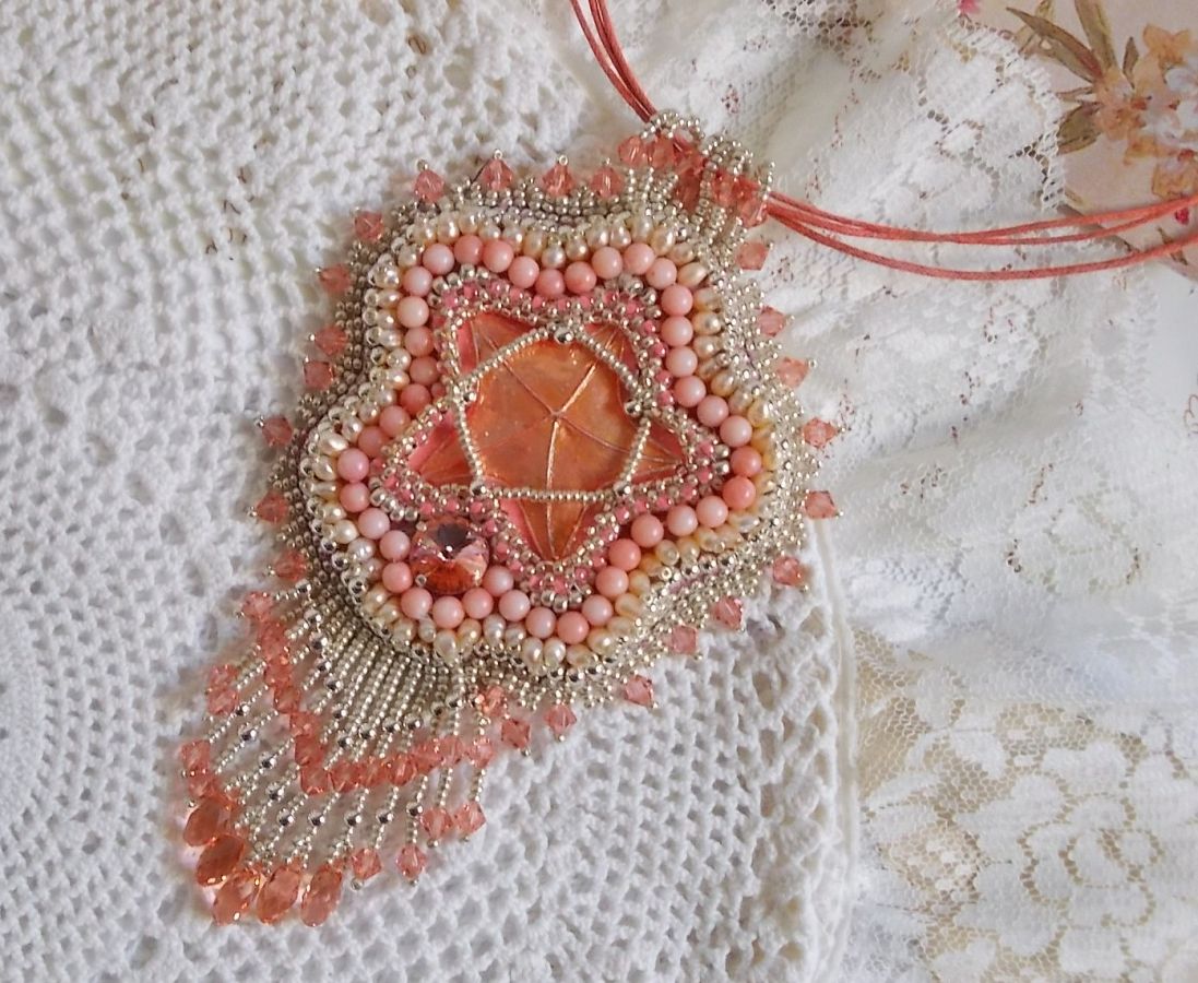 Korall hängande halsband broderat med en metallstjärna och odlade pärlor 