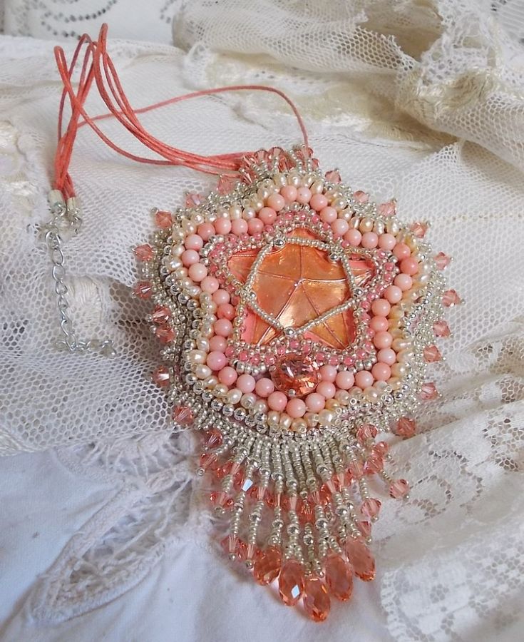 Korall hängande halsband broderat med en metallstjärna och odlade pärlor 