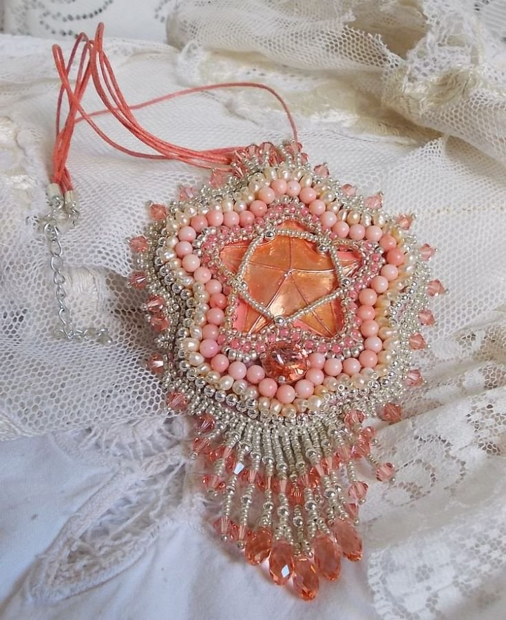 Korall hängande halsband broderat med en metallstjärna och odlade pärlor 