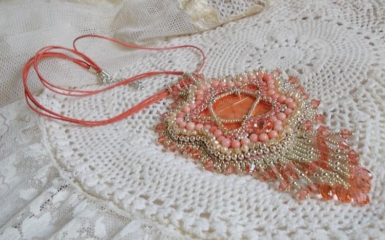 Korall hängande halsband broderat med en metallstjärna och odlade pärlor 