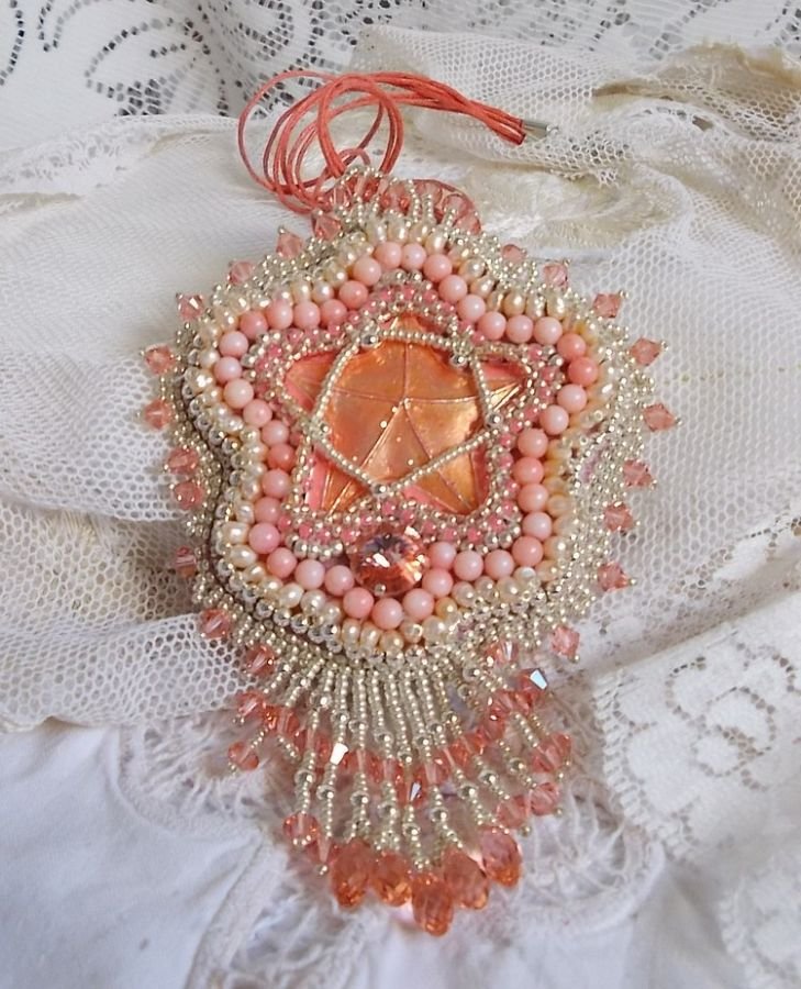 Korall hängande halsband broderat med en metallstjärna och odlade pärlor 