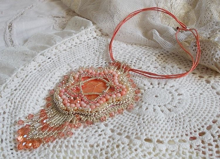 Korall hängande halsband broderat med en metallstjärna och odlade pärlor 