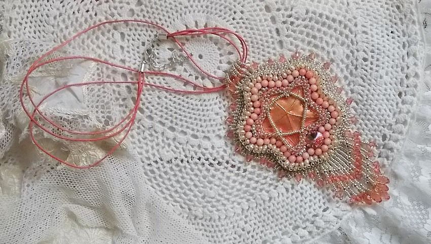 Korall hängande halsband broderat med en metallstjärna och odlade pärlor 