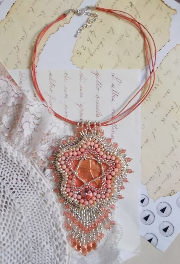 Korall hängande halsband broderat med en metallstjärna och odlade pärlor 