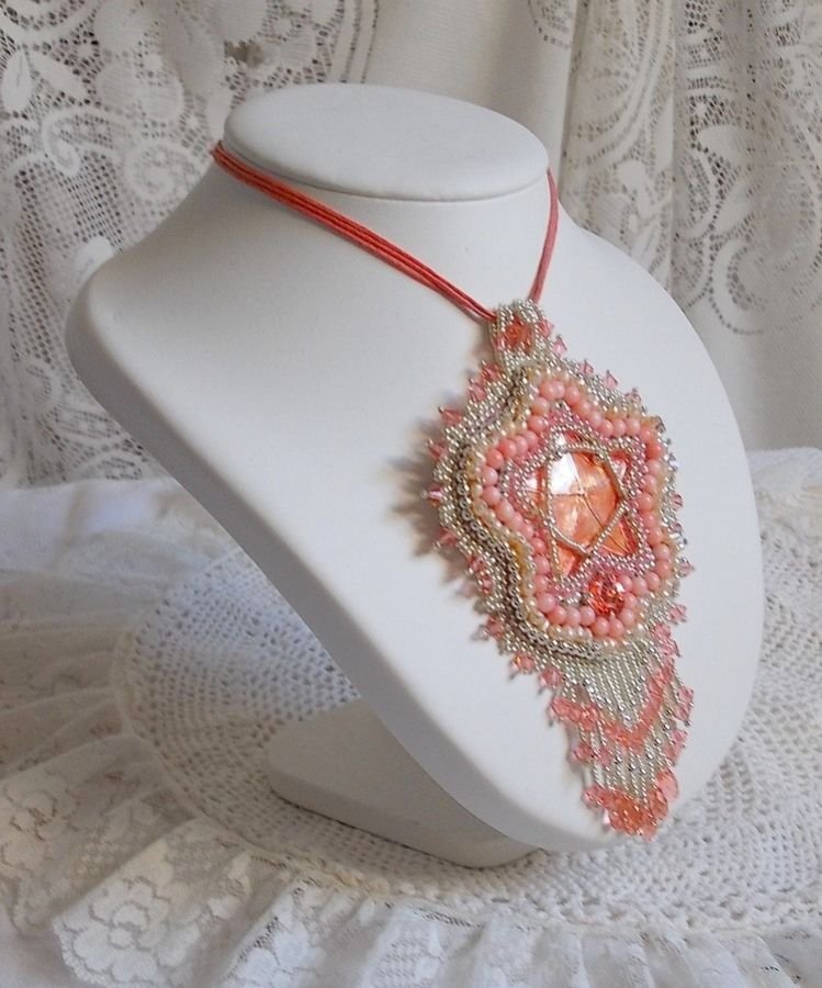 Korall hängande halsband broderat med en metallstjärna och odlade pärlor 