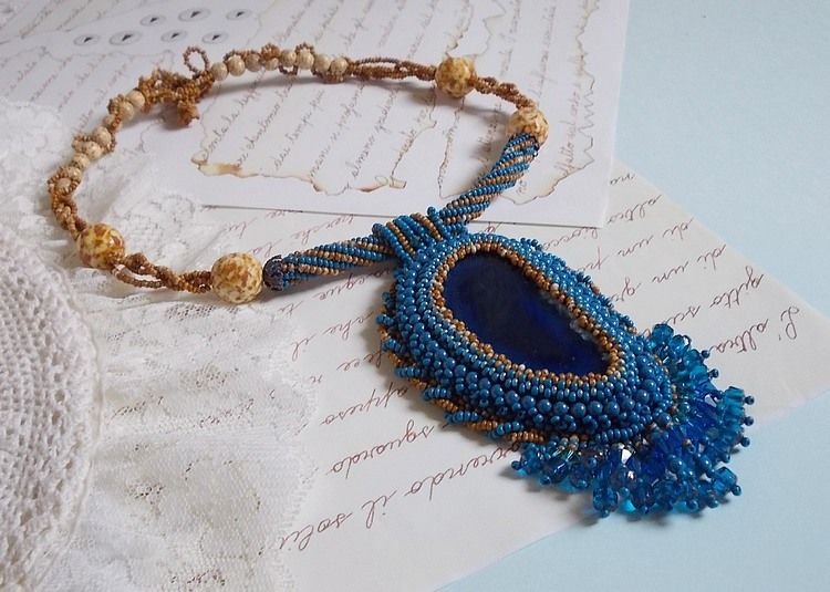 Korsika hängande halsband broderat med safirblå agat och beigefärgade fröpärlor