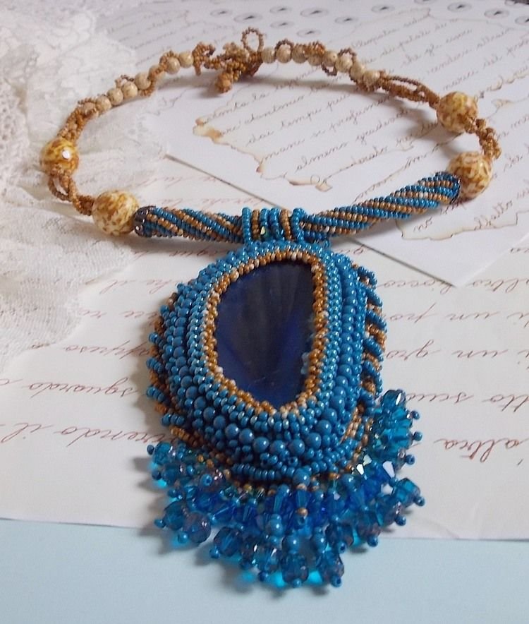 Korsika hängande halsband broderat med safirblå agat och beigefärgade fröpärlor