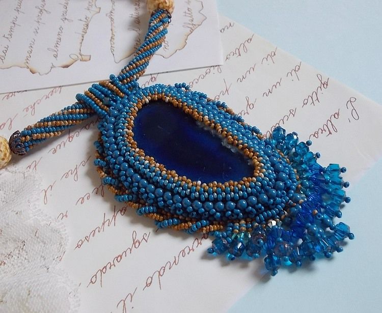 Korsika hängande halsband broderat med safirblå agat och beigefärgade fröpärlor