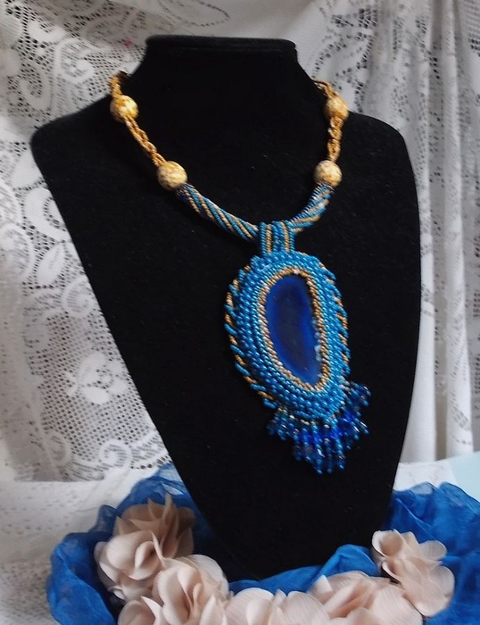 Korsika hängande halsband broderat med safirblå agat och beigefärgade fröpärlor
