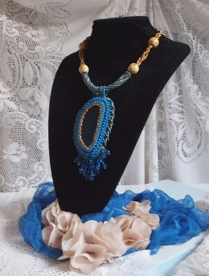 Korsika hängande halsband broderat med safirblå agat och beigefärgade fröpärlor