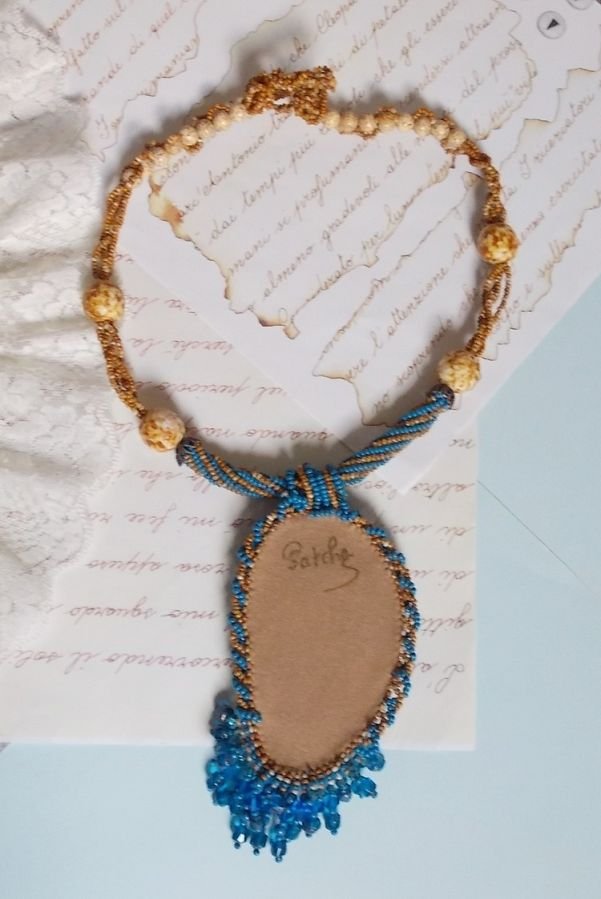 Korsika hängande halsband broderat med safirblå agat och beigefärgade fröpärlor