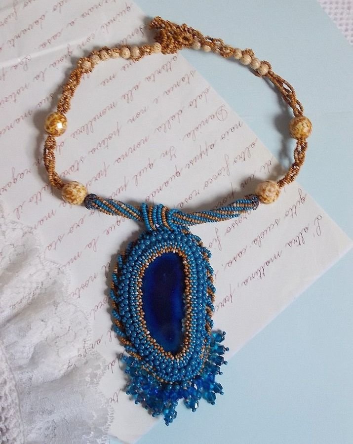 Korsika hängande halsband broderat med safirblå agat och beigefärgade fröpärlor