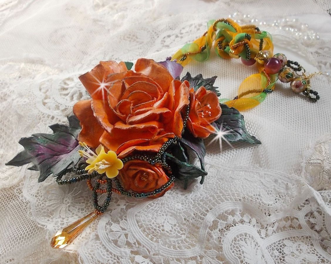 Douceur de Printemps hängande halsband skapat i kallt porslin och olika pärlor