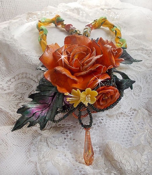 Douceur de Printemps h&auml;ngande halsband skapat i kallt porslin och olika p&auml;rlor