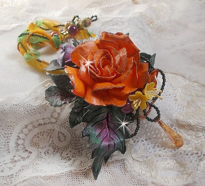 Douceur de Printemps h&auml;ngande halsband skapat i kallt porslin och olika p&auml;rlor