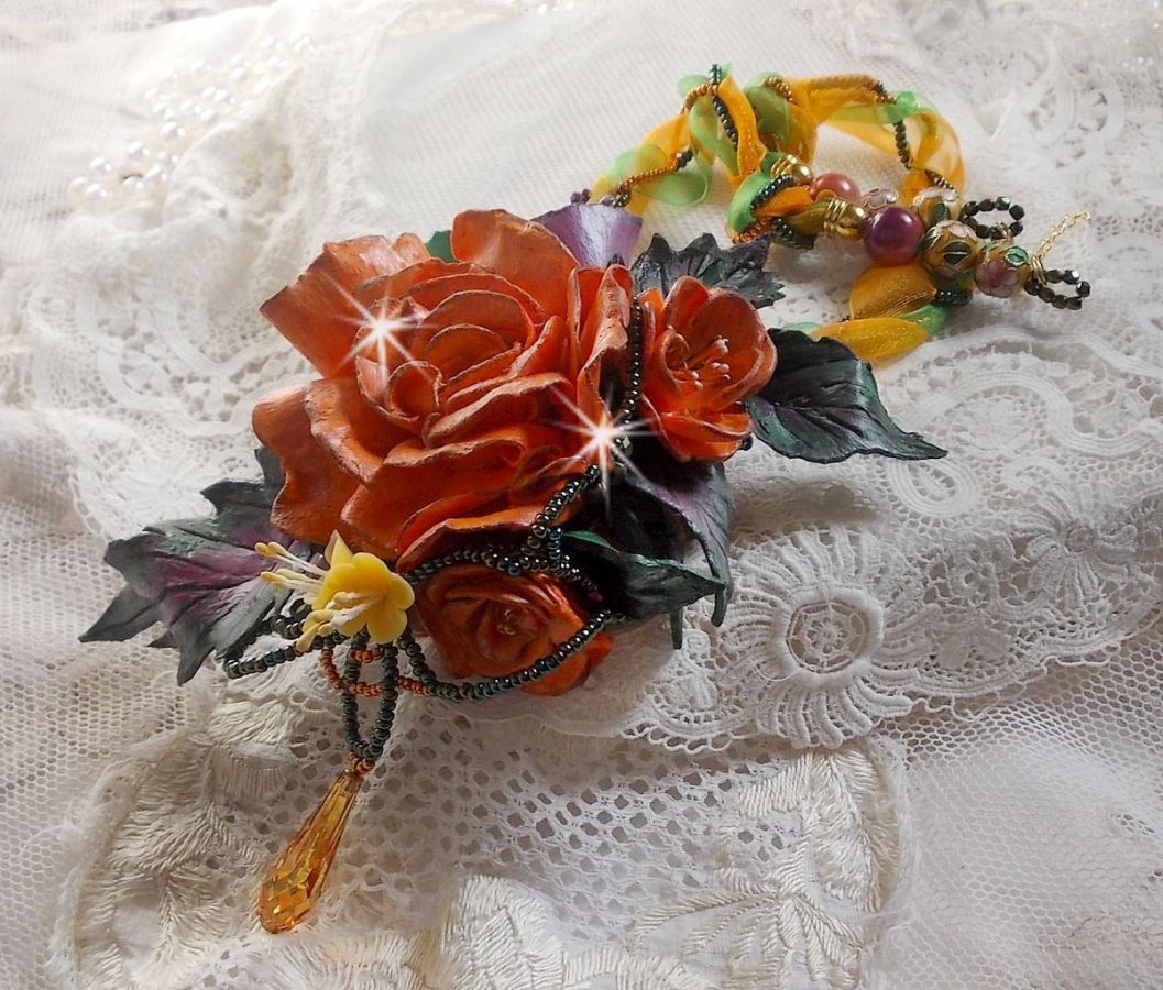 Douceur de Printemps hängande halsband skapat i kallt porslin och olika pärlor