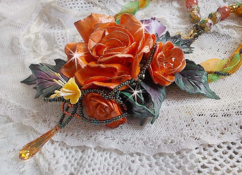 Douceur de Printemps h&auml;ngande halsband skapat i kallt porslin och olika p&auml;rlor