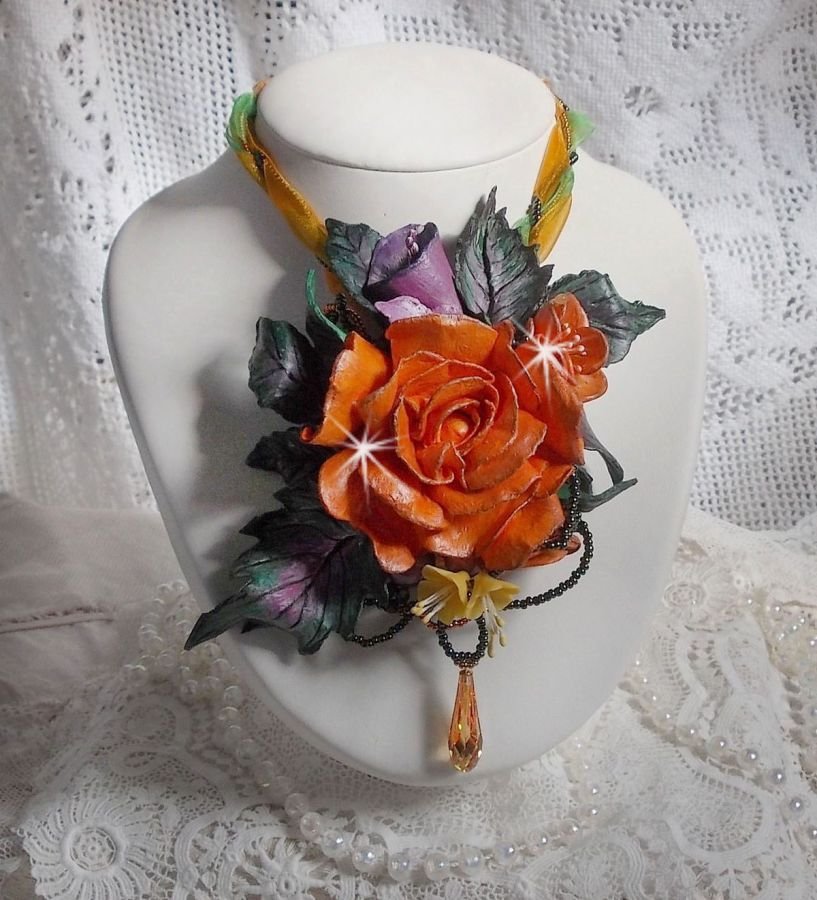 Douceur de Printemps hängande halsband skapat i kallt porslin och olika pärlor