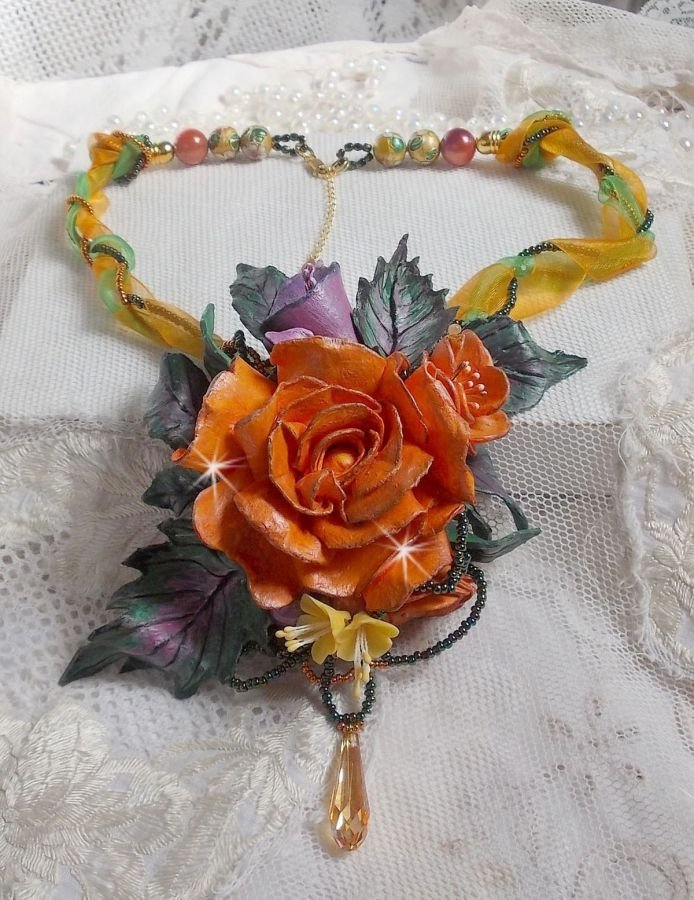 Douceur de Printemps hängande halsband skapat i kallt porslin och olika pärlor