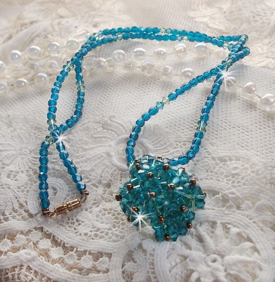 Smaragdfärgat hängande halsband med Swarovskikristaller med spinnare och facetter