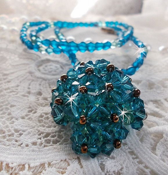 Smaragdf&auml;rgat h&auml;ngande halsband med Swarovskikristaller med spinnare och facetter