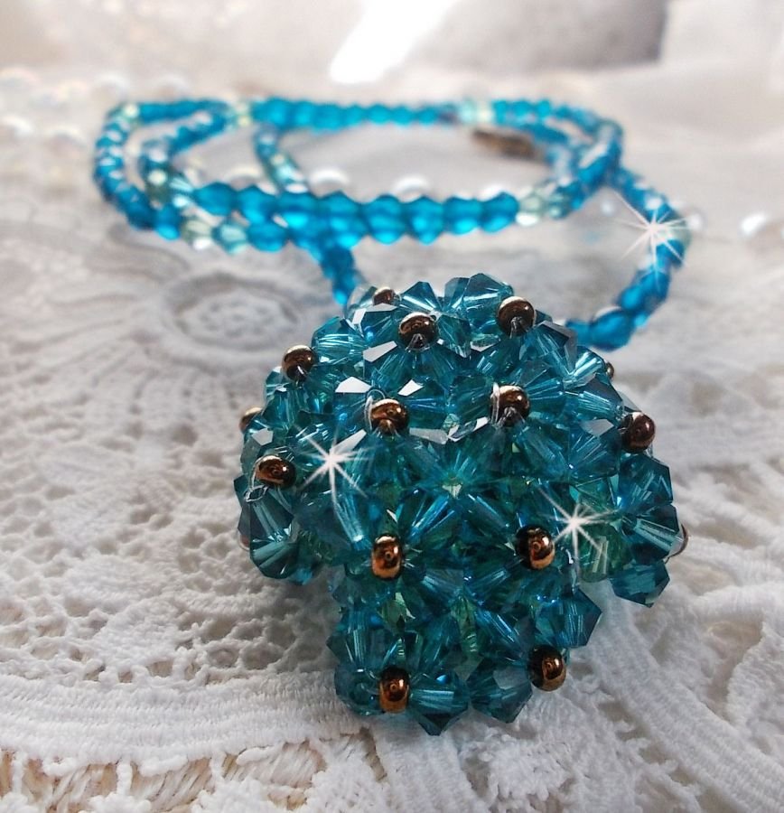 Smaragdfärgat hängande halsband med Swarovskikristaller med spinnare och facetter
