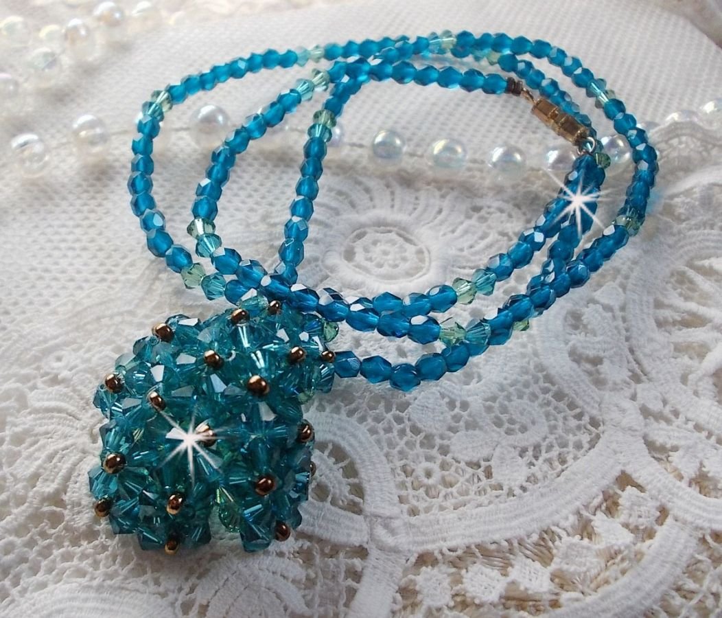 Smaragdfärgat hängande halsband med Swarovskikristaller med spinnare och facetter