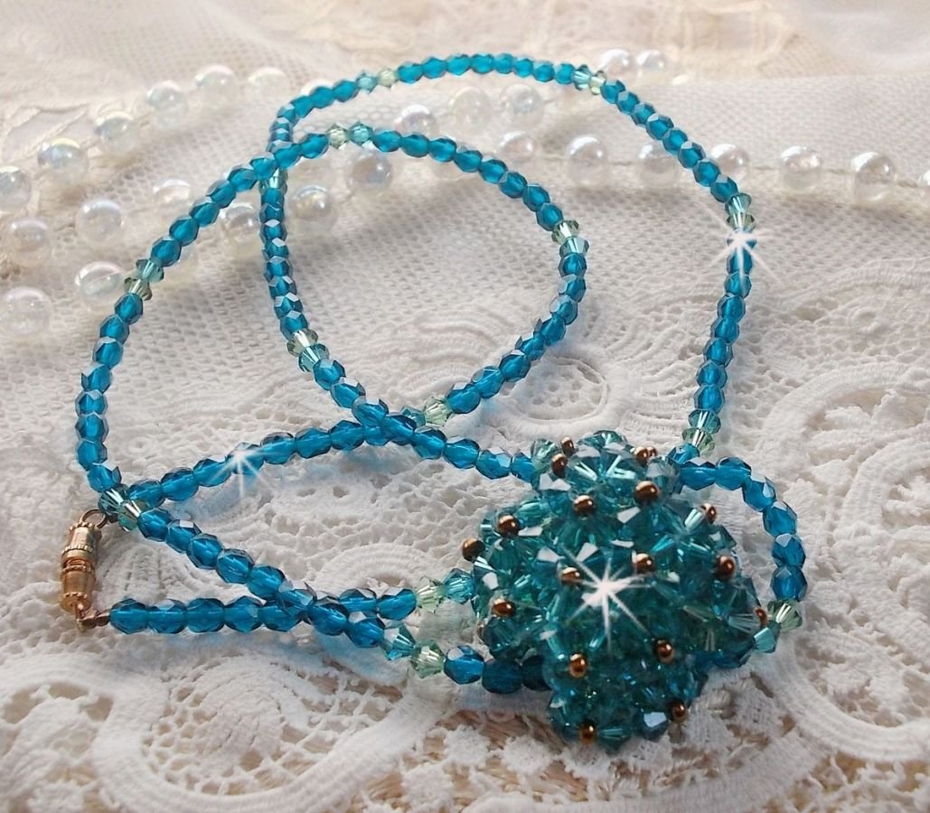Smaragdfärgat hängande halsband med Swarovskikristaller med spinnare och facetter