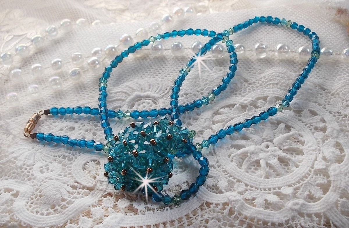 Smaragdfärgat hängande halsband med Swarovskikristaller med spinnare och facetter