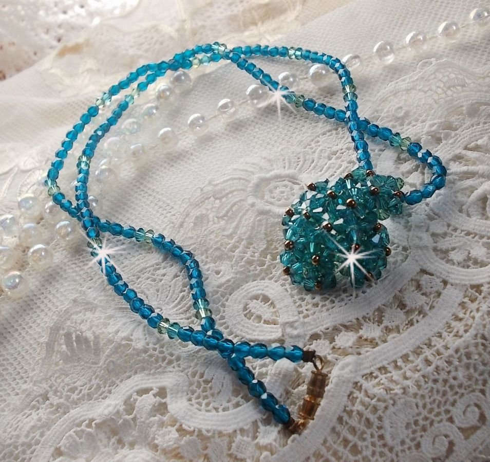 Smaragdfärgat hängande halsband med Swarovskikristaller med spinnare och facetter