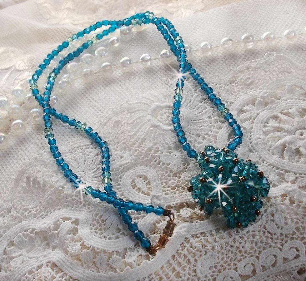Smaragdfärgat hängande halsband med Swarovskikristaller med spinnare och facetter
