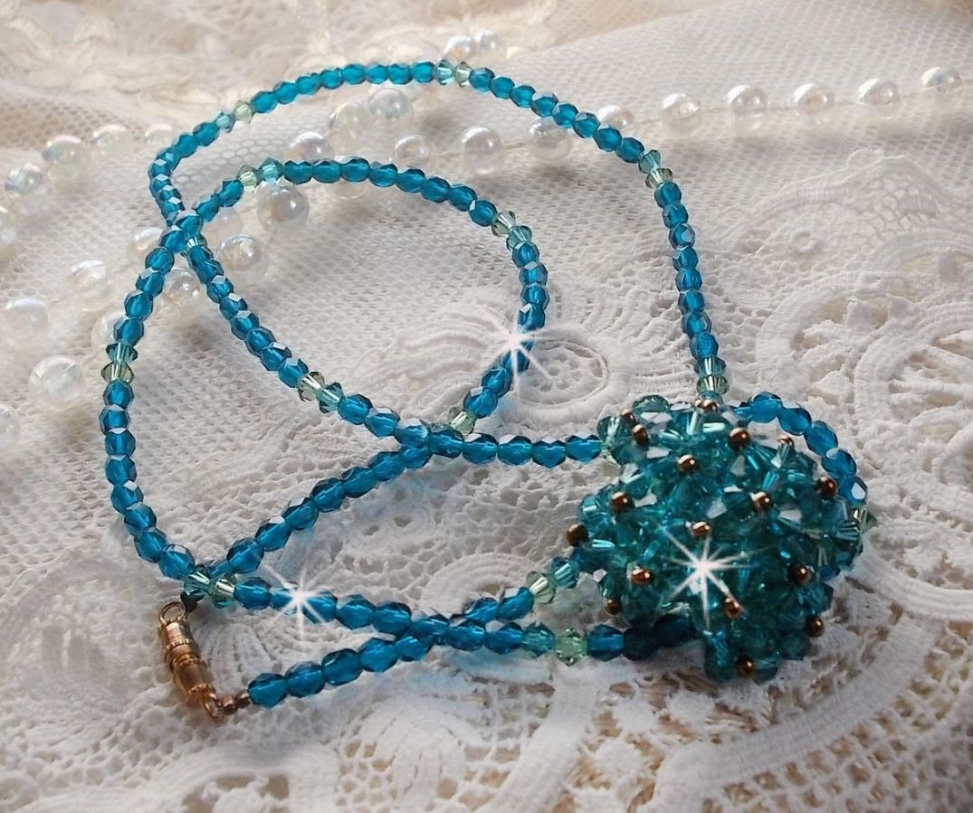 Smaragdfärgat hängande halsband med Swarovskikristaller med spinnare och facetter