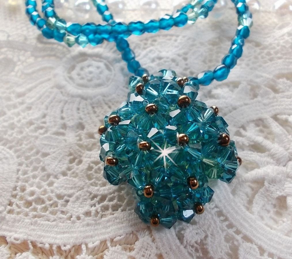 Smaragdfärgat hängande halsband med Swarovskikristaller med spinnare och facetter