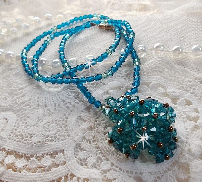 Smaragdf&auml;rgat h&auml;ngande halsband med Swarovskikristaller med spinnare och facetter