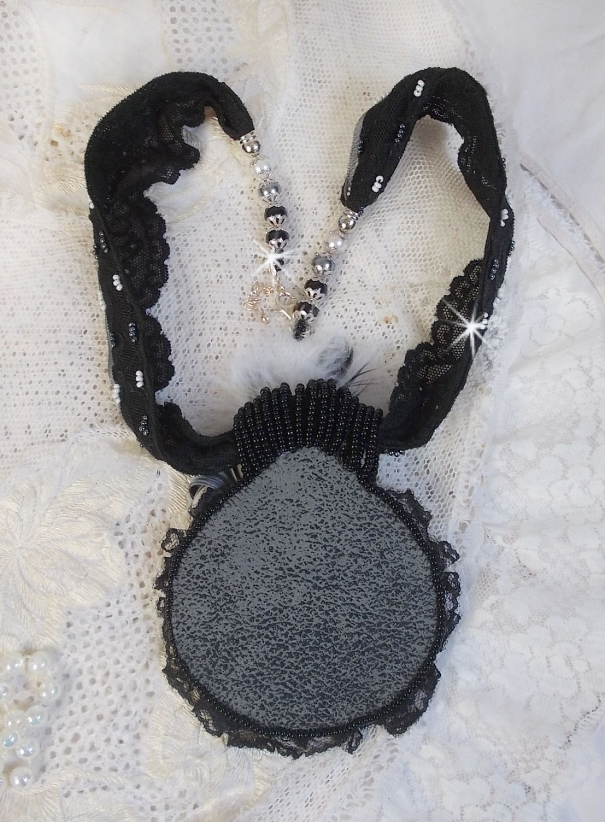 Black Fairy hängande halsband med en vacker silkes- och pärlhatt.
