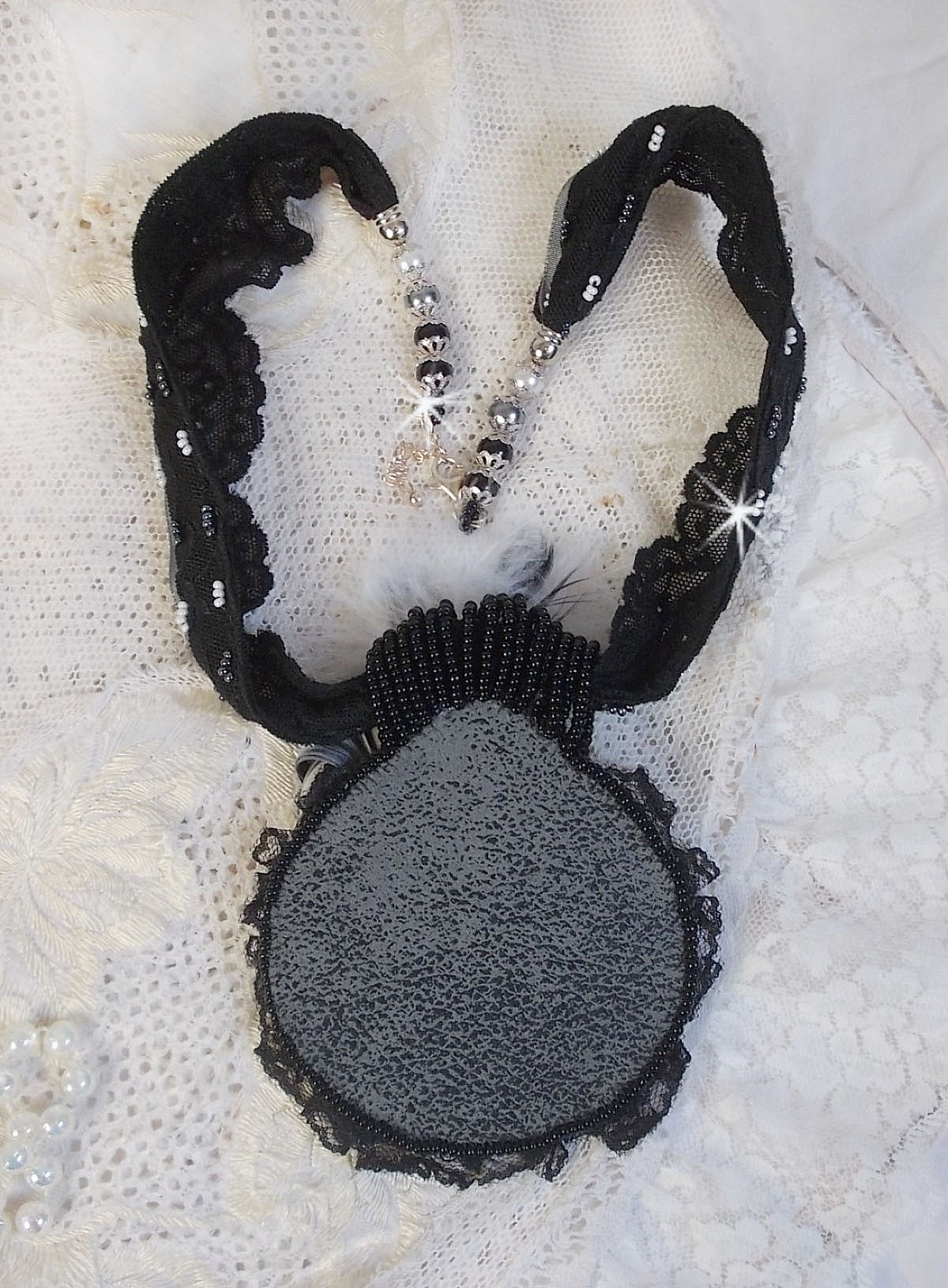 Black Fairy h&auml;ngande halsband med en vacker silkes- och p&auml;rlhatt.