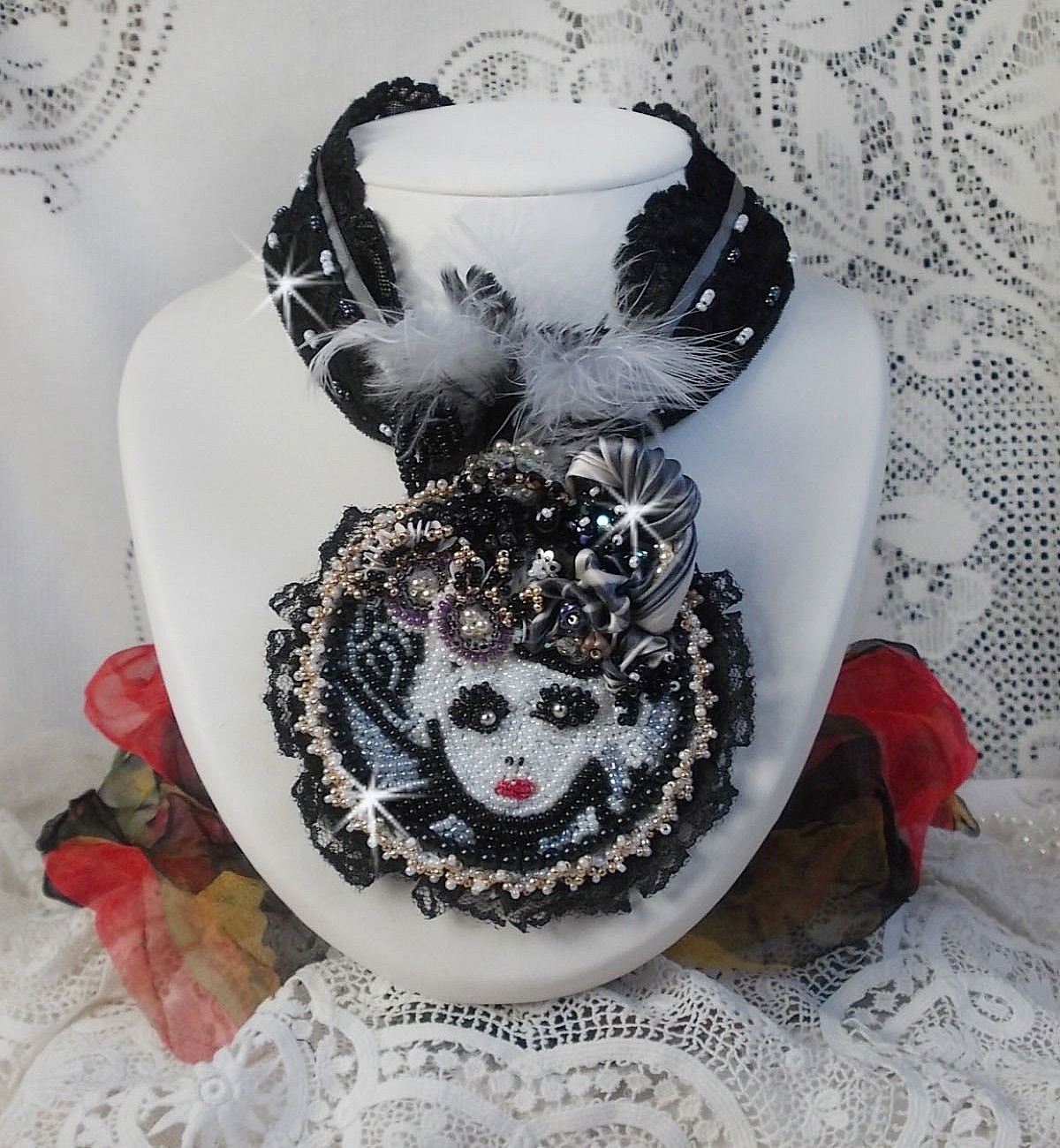 Black Fairy h&auml;ngande halsband med en vacker silkes- och p&auml;rlhatt.