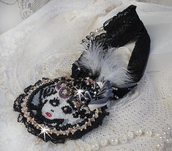 Black Fairy h&auml;ngande halsband med en vacker silkes- och p&auml;rlhatt.