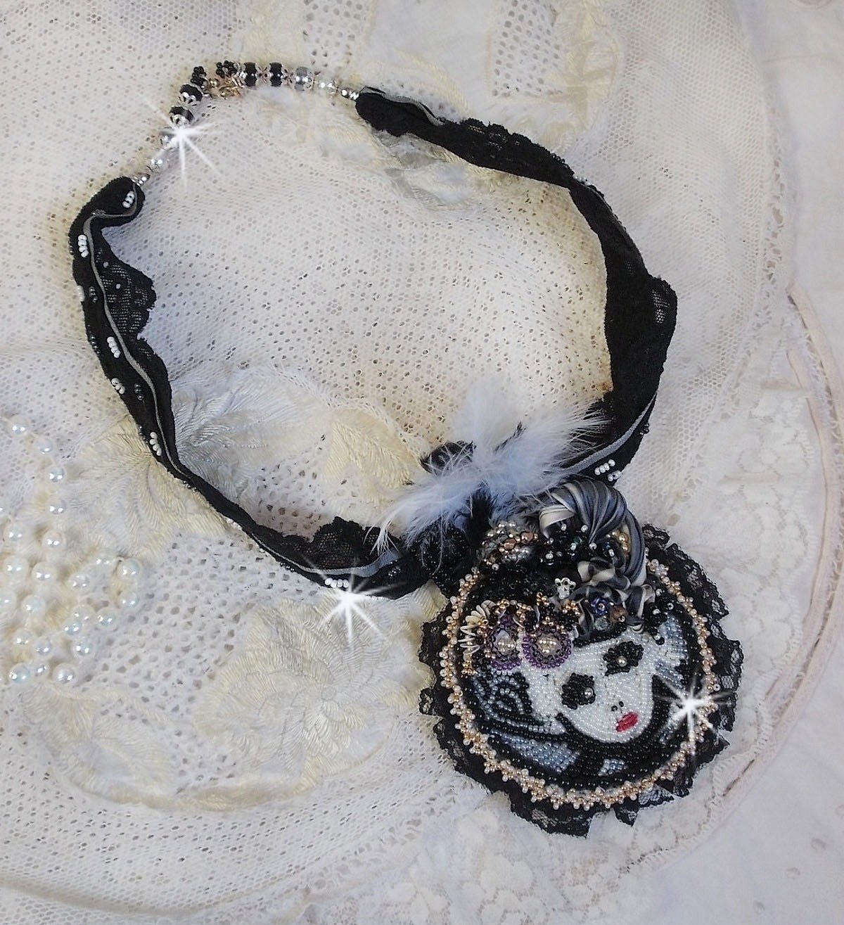 Black Fairy hängande halsband med en vacker silkes- och pärlhatt.