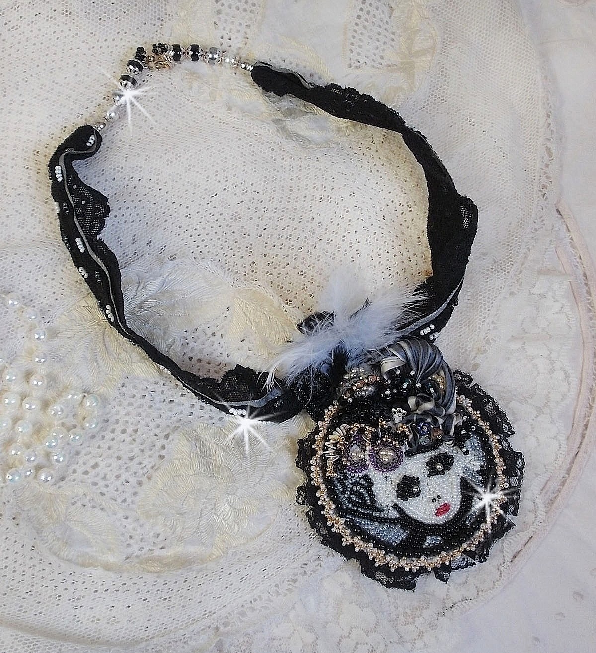 Black Fairy h&auml;ngande halsband med en vacker silkes- och p&auml;rlhatt.