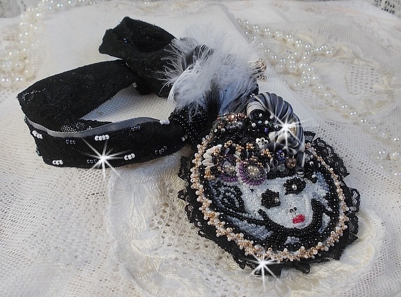 Black Fairy h&auml;ngande halsband med en vacker silkes- och p&auml;rlhatt.