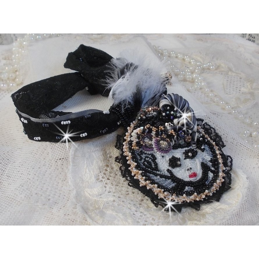 Black Fairy hängande halsband med en vacker silkes- och pärlhatt.