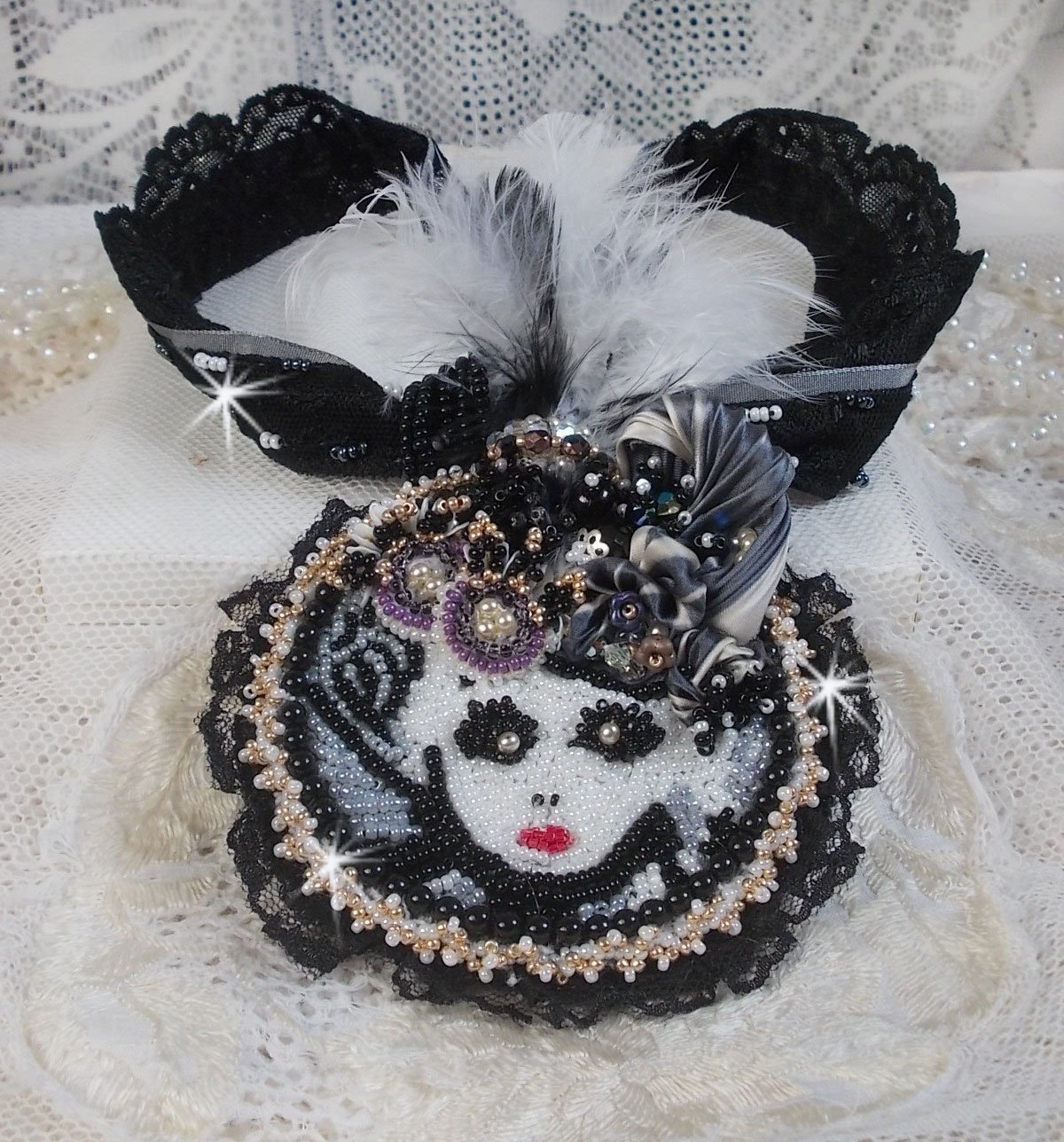 Black Fairy hängande halsband med en vacker silkes- och pärlhatt.