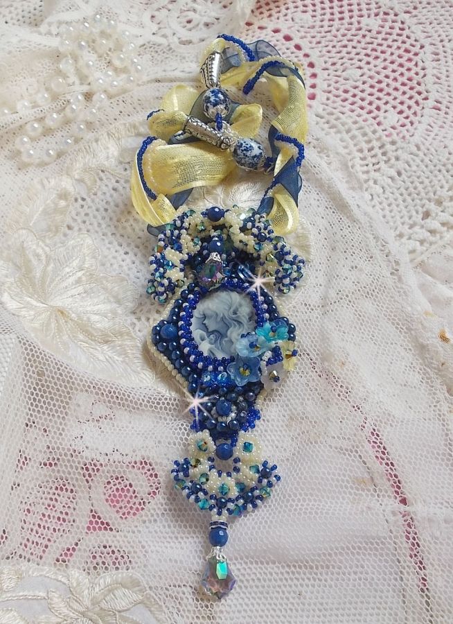 Haute-Couture Blue Palace hängande halsband med färgade fröpärlor och Swarovski-kristaller