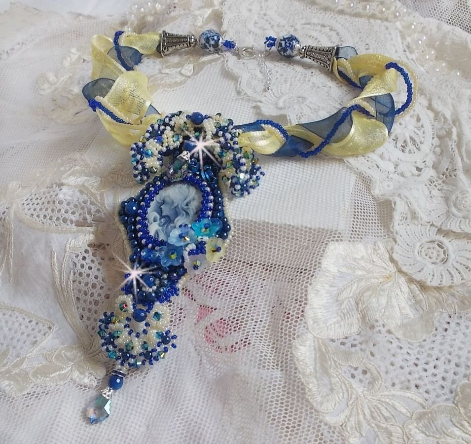 Haute-Couture Blue Palace hängande halsband med färgade fröpärlor och Swarovski-kristaller