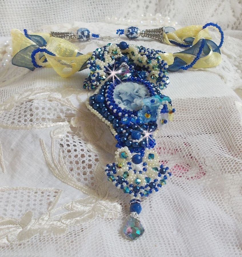 Haute-Couture Blue Palace hängande halsband med färgade fröpärlor och Swarovski-kristaller