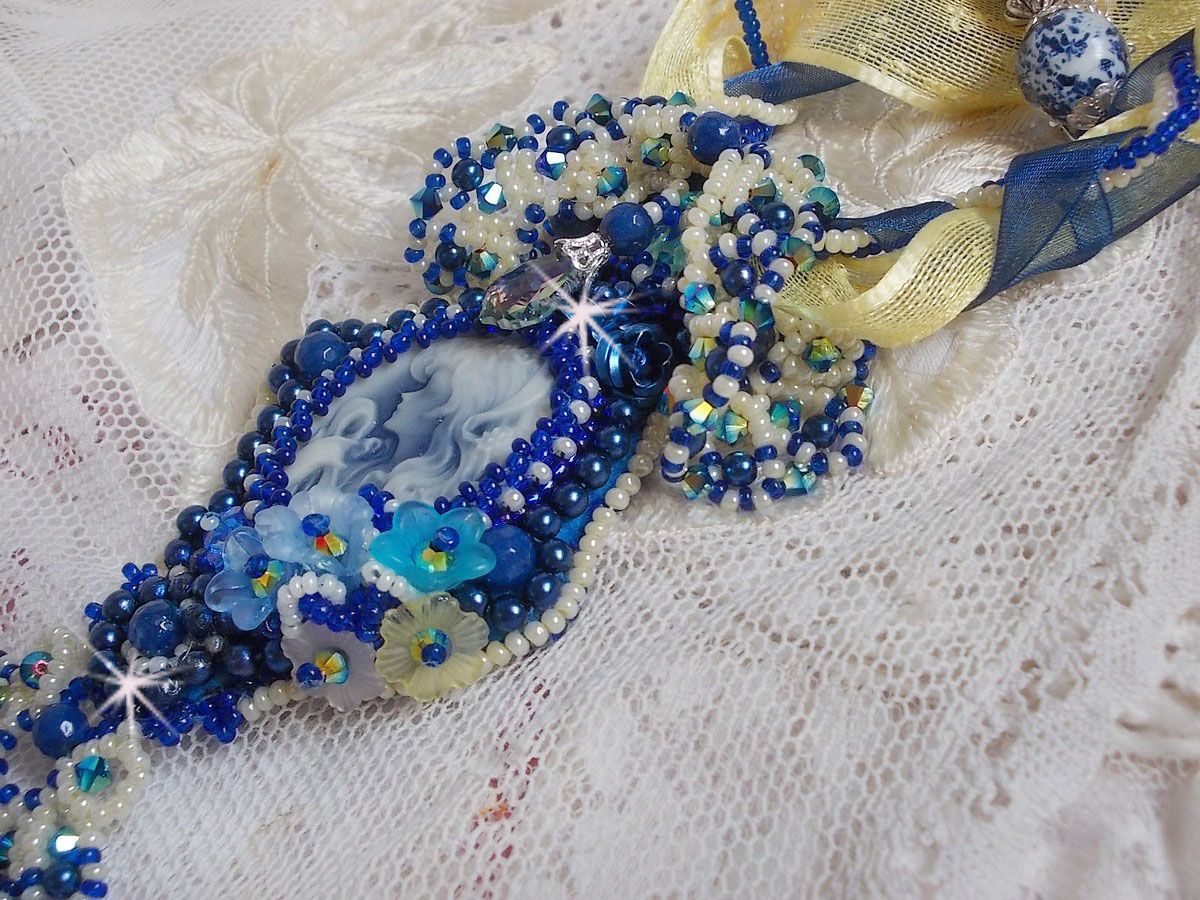 Haute-Couture Blue Palace hängande halsband med färgade fröpärlor och Swarovski-kristaller