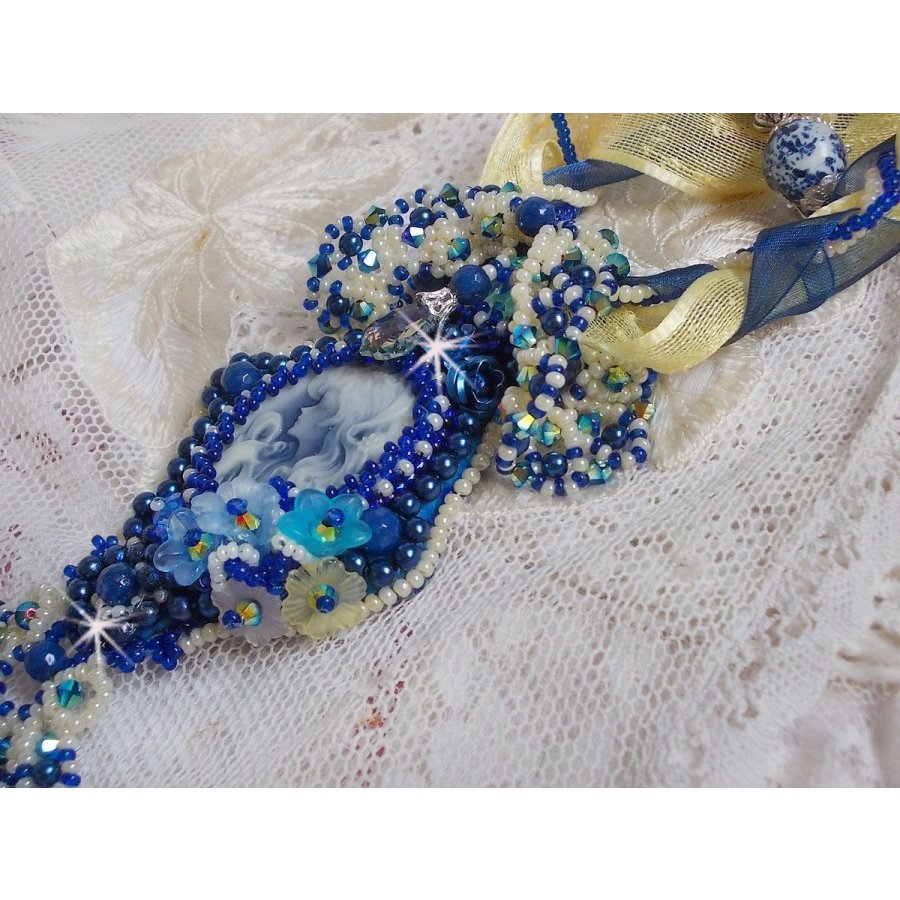 Haute-Couture Blue Palace hängande halsband med färgade fröpärlor och Swarovski-kristaller